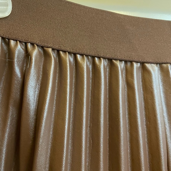 Long, brown, leather, pleated skirt - Picture 2 of 3